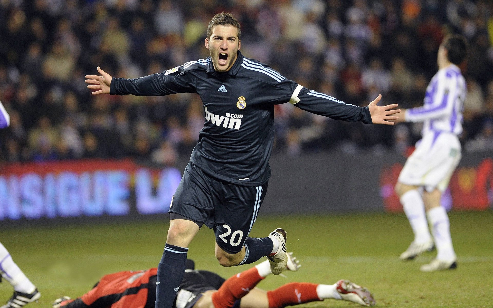 职业联赛组织教练员国外观摩计划拓展执教视野，国际教练员